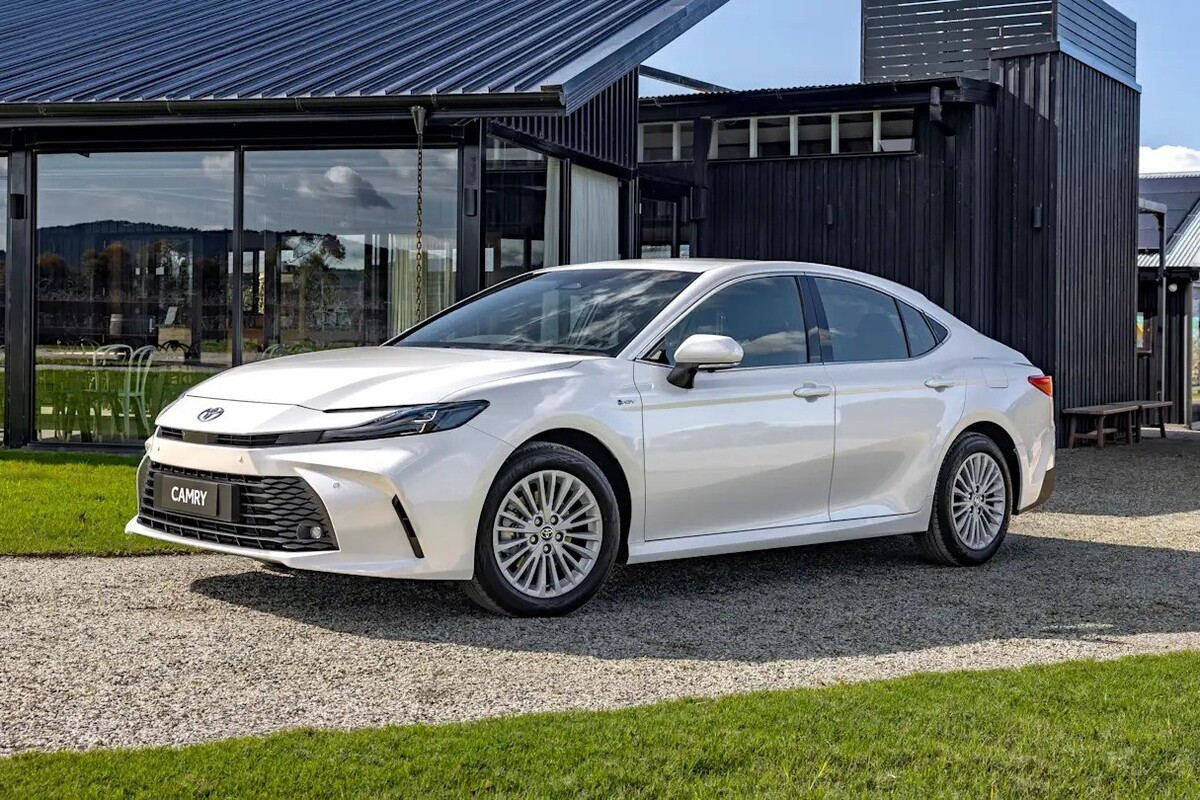 Pesona Sedan Mewah Toyota Camry Hybrid EV, Intip Harga, Spek dan Performa Andalnya!