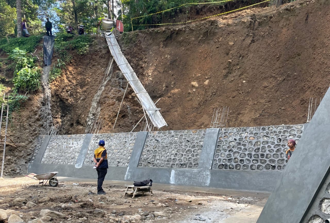 Tambah Rp 500 Juta Tangani Badan Jalan Kabupaten Longsor di Watuagung 