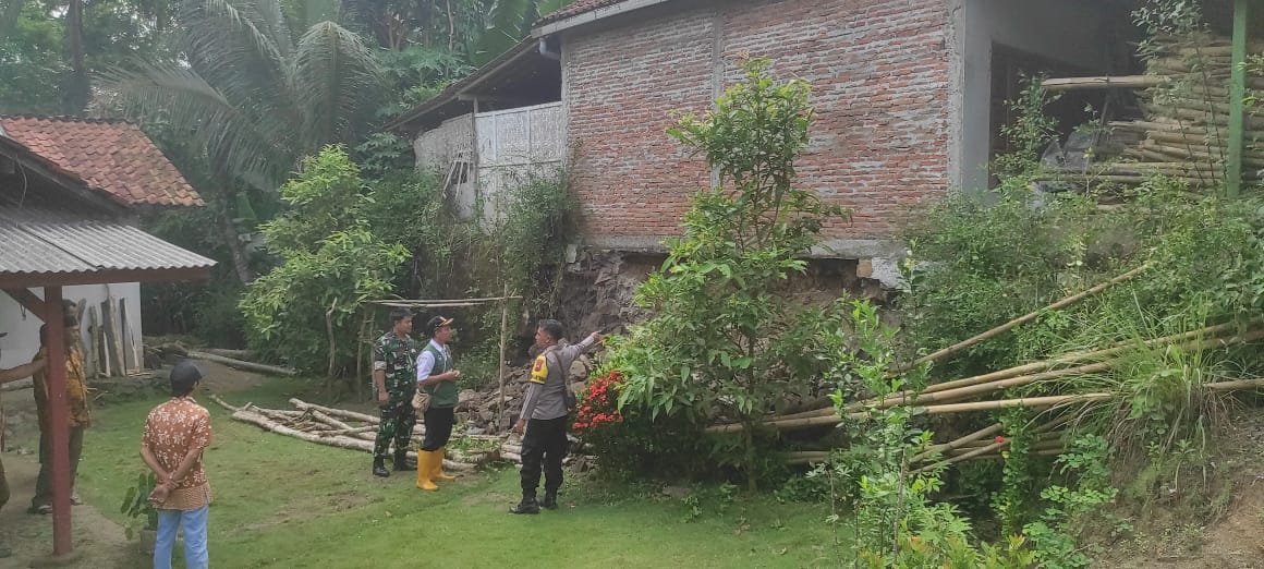 Turap Longsor di Gandrungmangu Ancam Satu Rumah, Warga Pilih Mengungsi