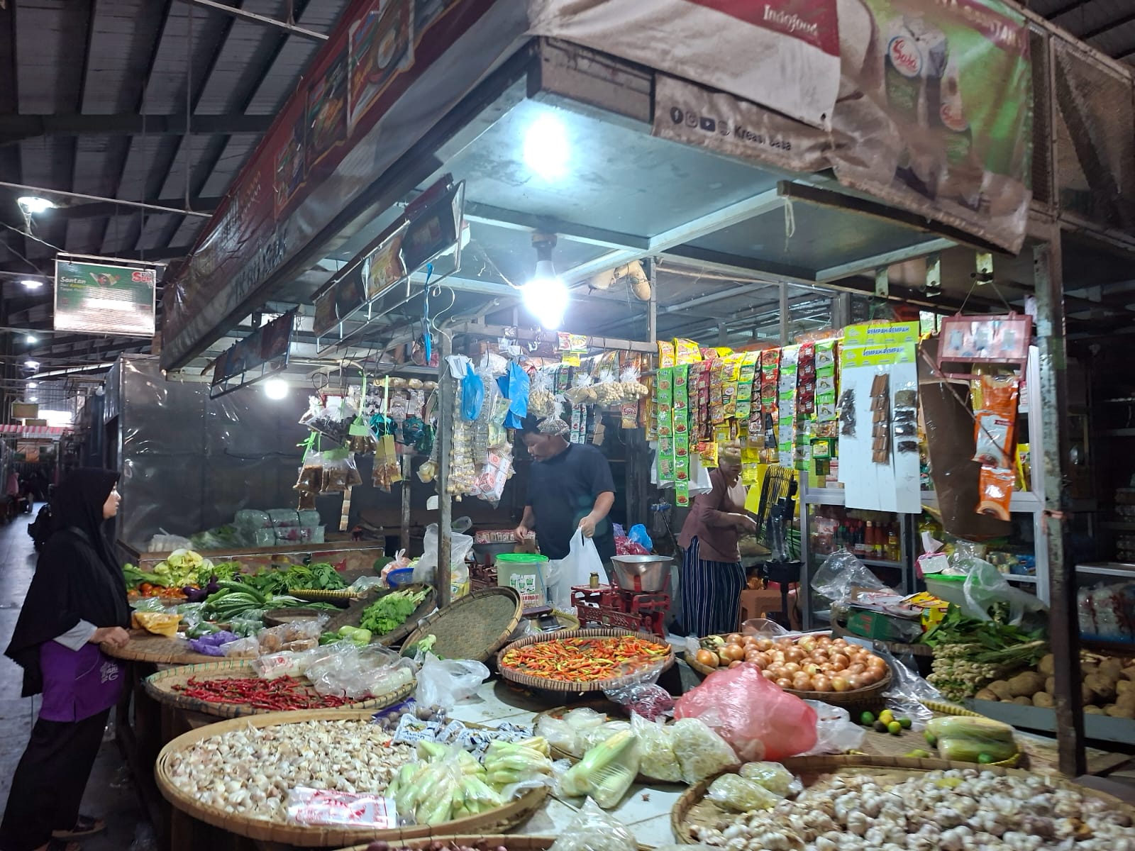 Harga Cabai Merah Besar di Pasar Tradisional Cilacap Mulai Turun