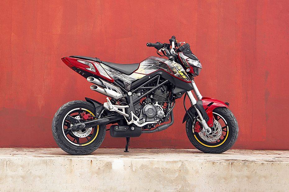 Punya Fitur Transmisi 5 Kecepatan, Yuk Intip Harga Motor Benelli TNT 135 2025!