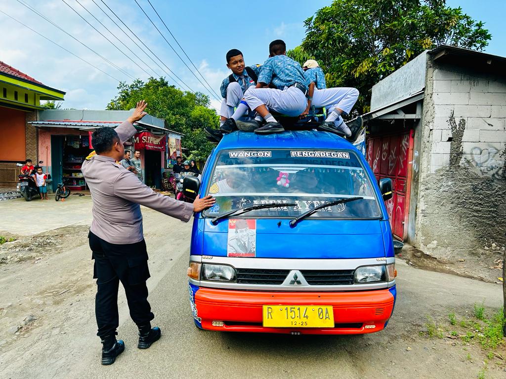 Angkut Pelajar di Atas Mobil, Sopir Angkudes di Wangon Banyumas Kena Teguran Polisi