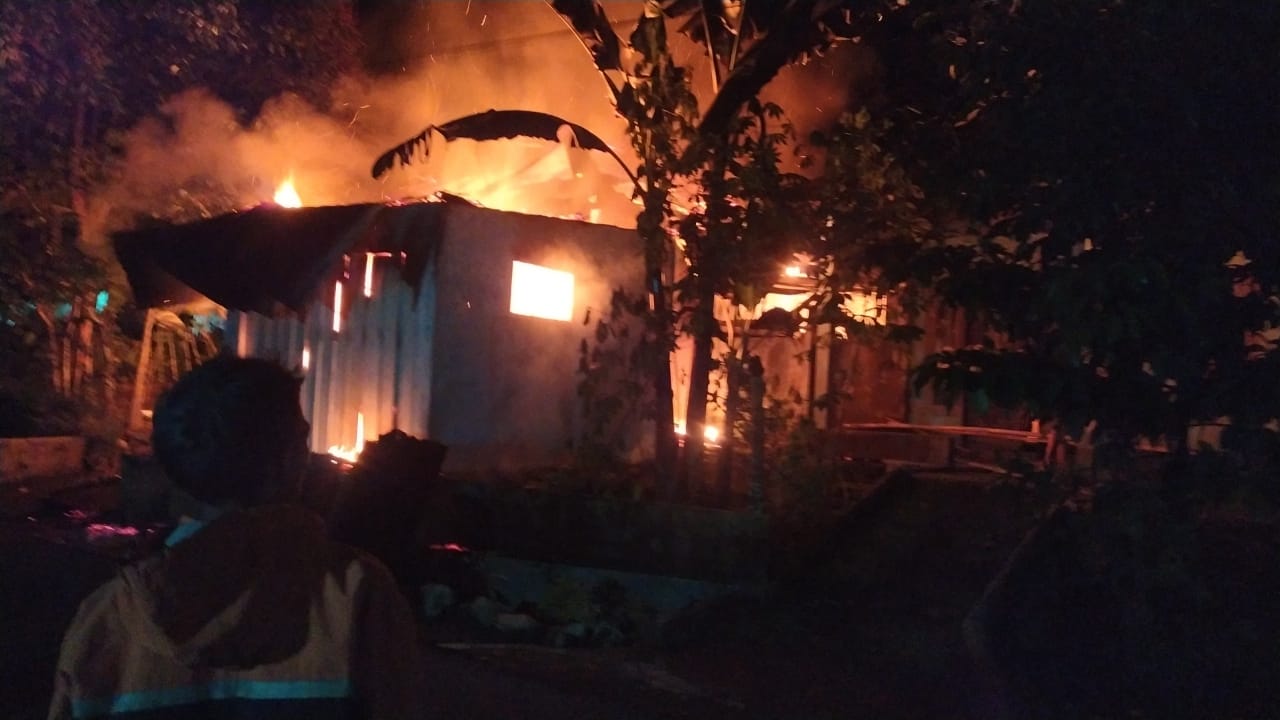 Korsleting Listrik, Rumah dan Kios Serta Dua Sepeda Motor Hangus Terbakar