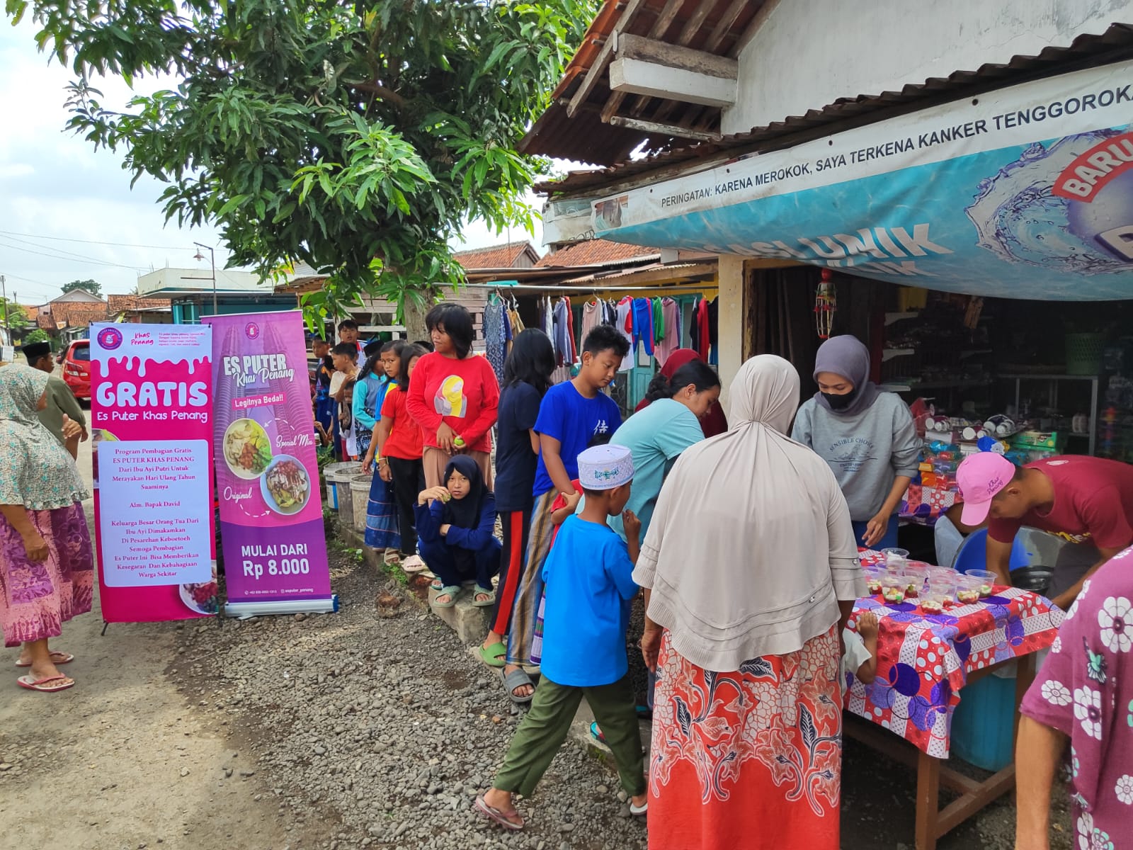 Peringati Ulang Tahun Almarhum Suami, Ayi Honaker Bagikan 120 Es Puter Gratis