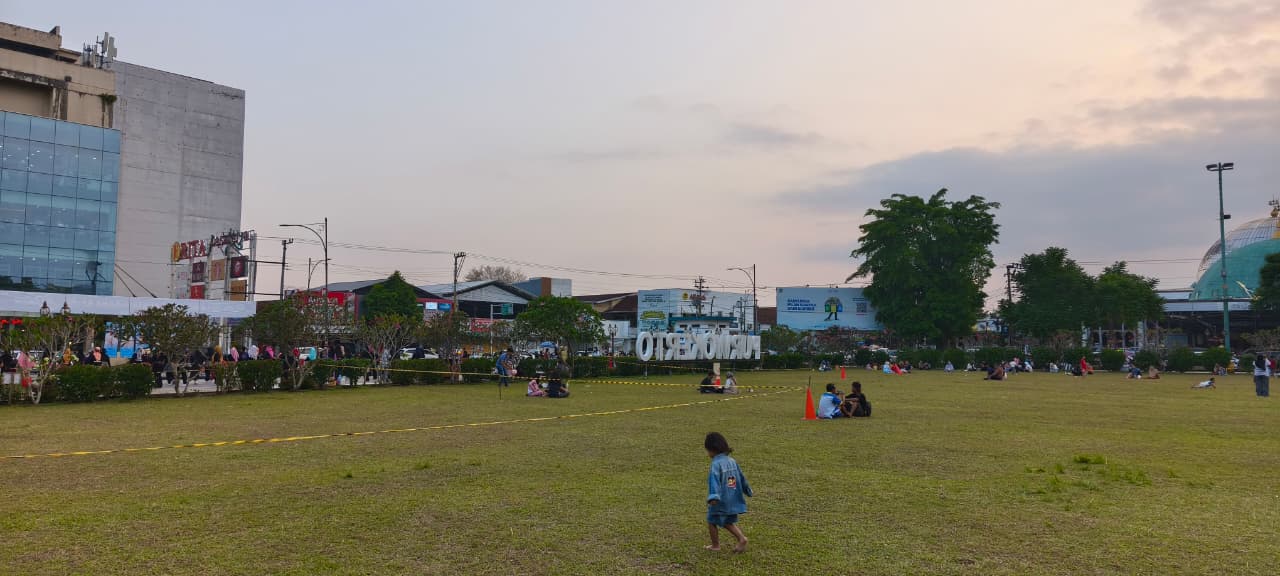 Rumput Alun-alun Purwokerto Dirawat Saat Kemarau, Warga Diminta Hindari Area yang Dipasang Safety Line