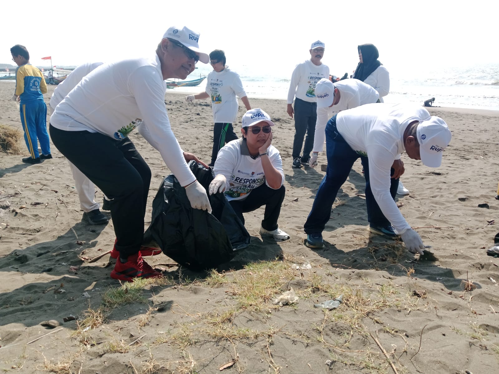 Ratusan Masyarakat Cilacap Lakukan Bersih-Bersih Pantai Teluk Penyu dan Lepas Tukik ke Laut