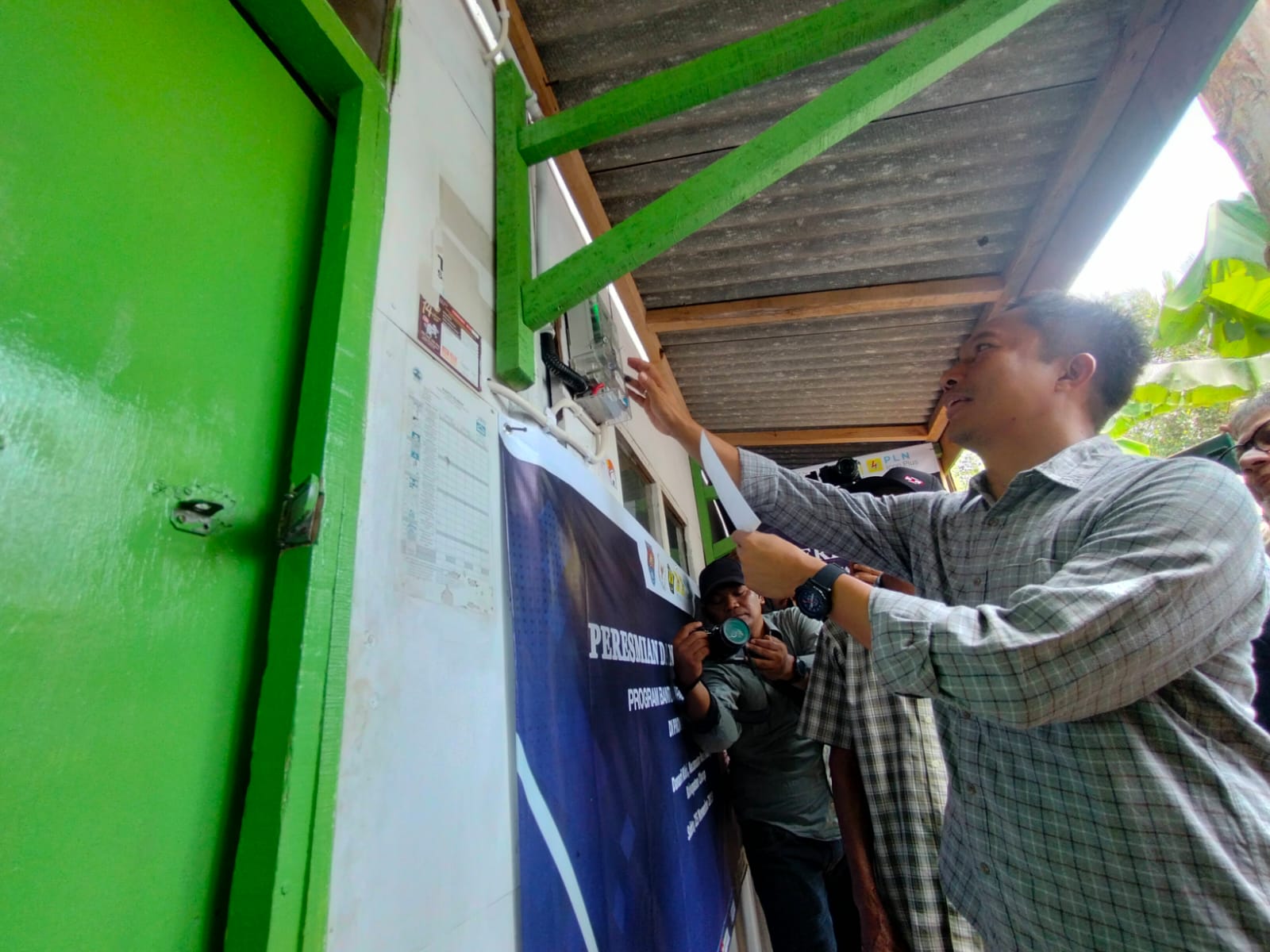 1.762 Rumah Tangga Tidak Mampu di Nusawungu, Cilacap Terima Listrik Gratis 