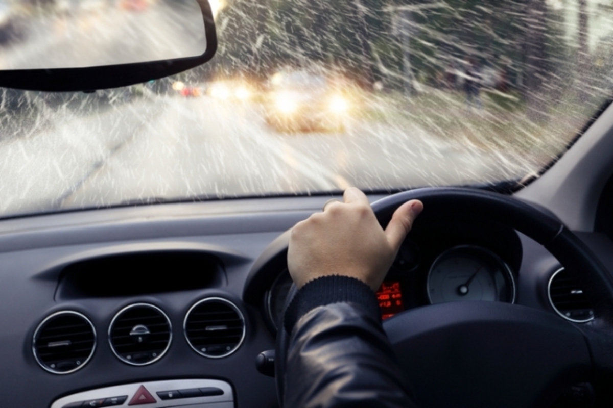 5 Teknik Mengemudi Mobil yang Tepat Saat Hujan Agar Terhindar dari Kecelakaan