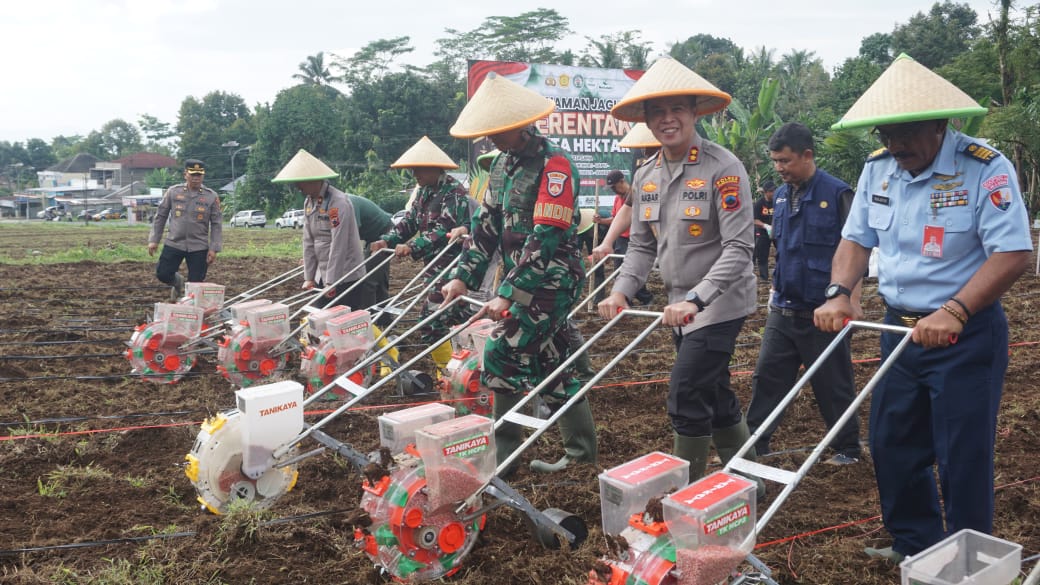 Dukung Ketahanan Pangan, Polres Purbalingga Tanam Jagung di Lahan Seluas 19.040 Meter Persegi