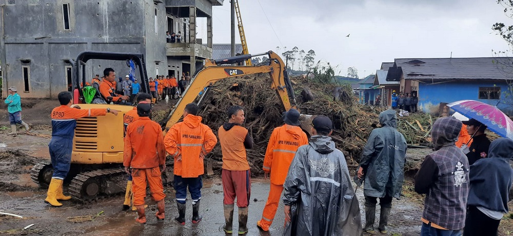 Hampir Dua Jam, Pembersihan Jalan Karena Material Sisa Banjir Belum Rampung, Ini Penyebabnya