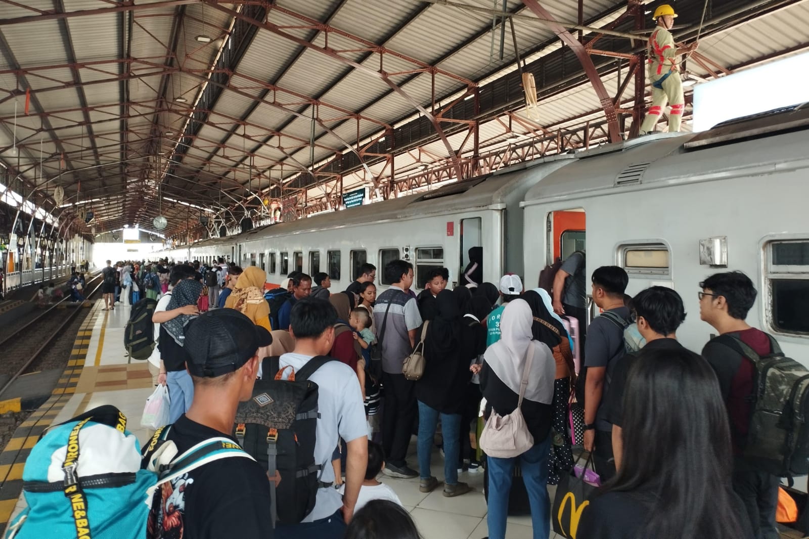 Stasiun Purwokerto Dipadati Penumpang, Tiket Terjual Capai 11.972 Saat Libur Paskah