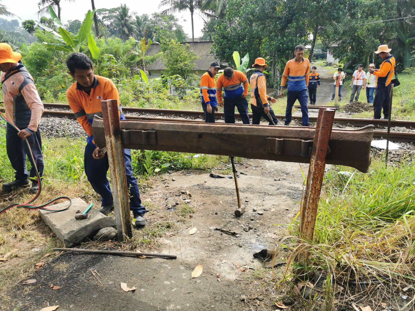 Perlintasan Liar di Jalur Kawunganten - Jeruklegi Cilacap Ditutup