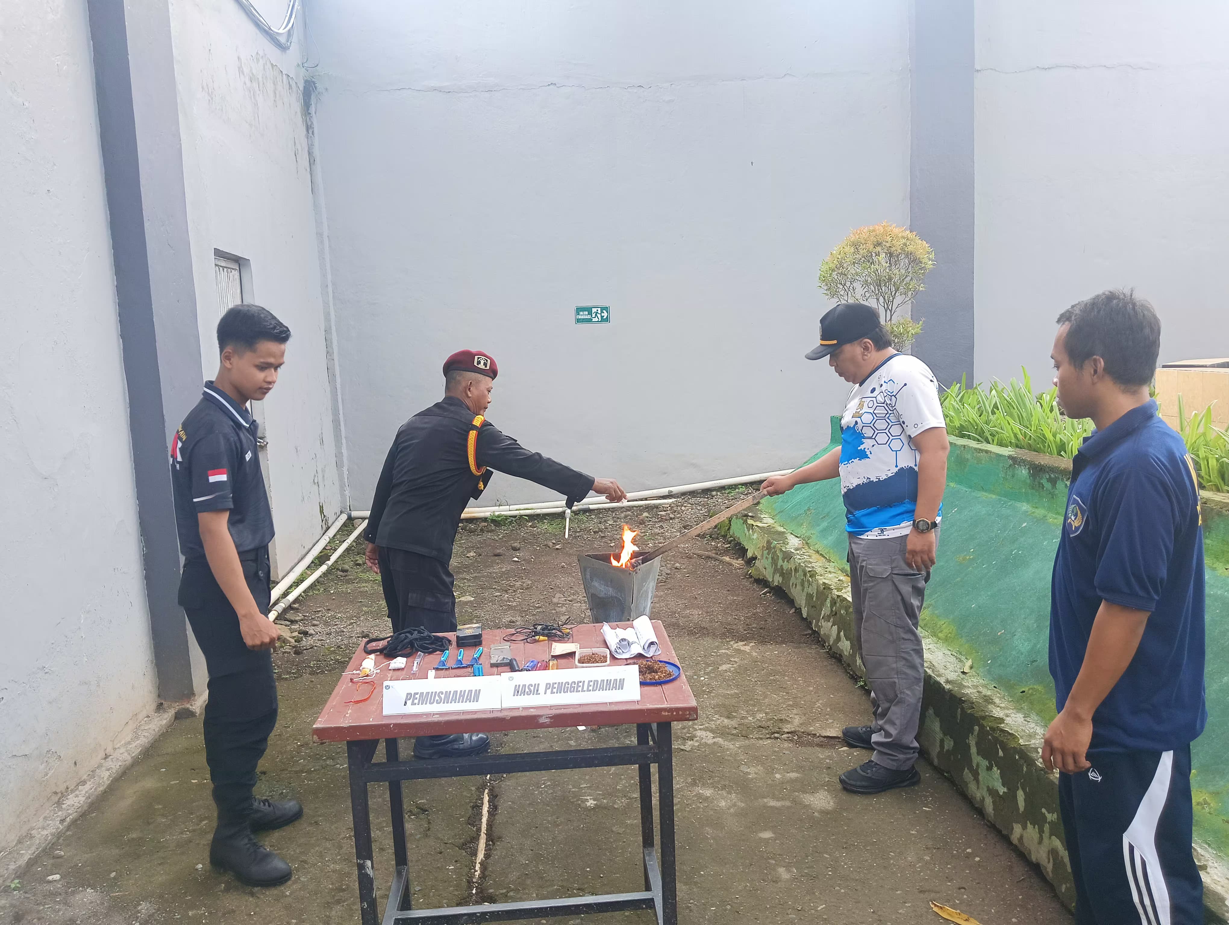 Cegah Pelanggaran, Rutan Banyumas Musnahkan Barang Terlarang