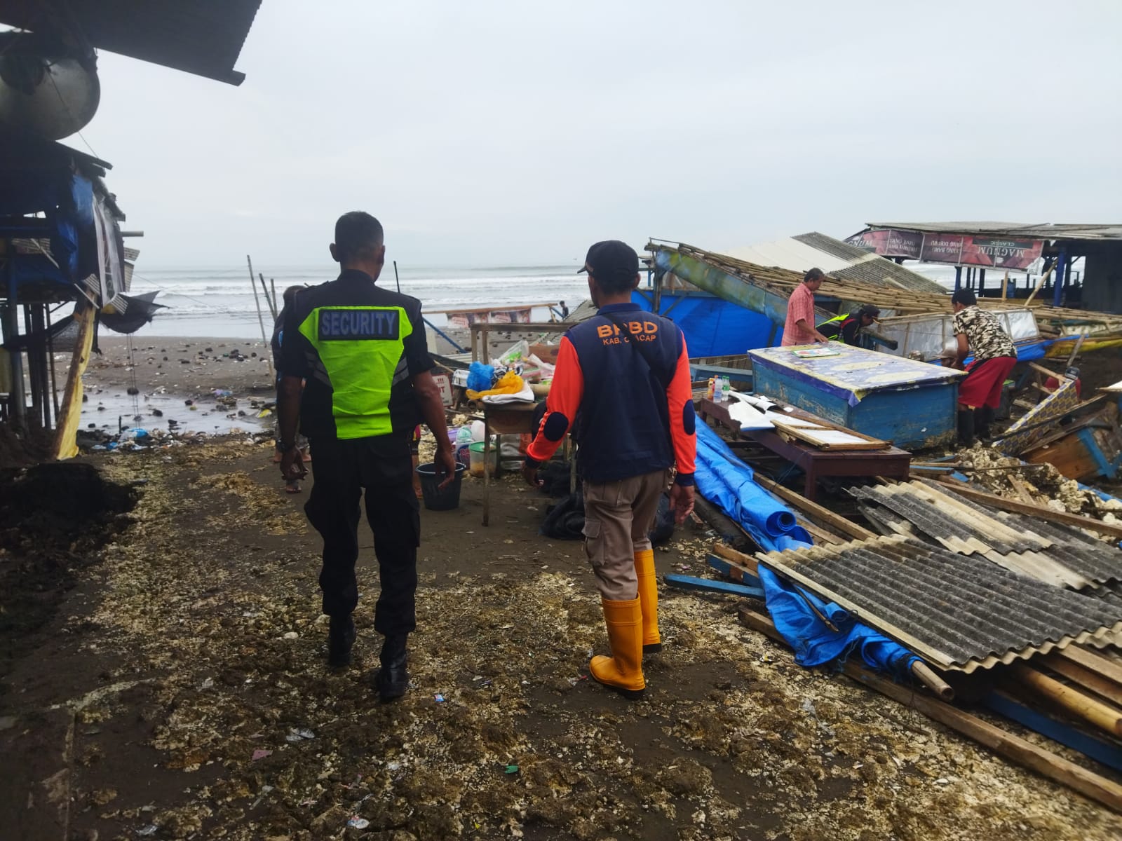 Lima Warung di Pantai Bungso Jetis Rusak Parah, Ini Penyebabnya