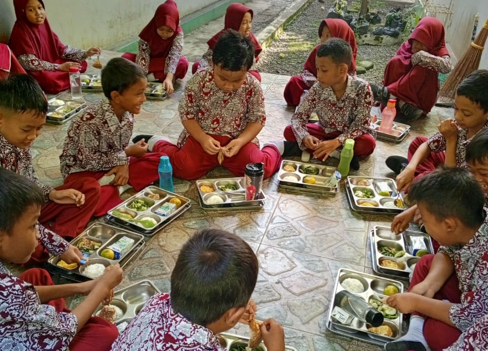 MBG, 296 Kelompok B3 Diverifikasi 