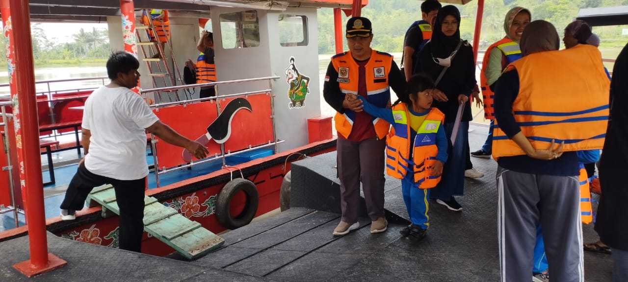 Operasional Kapal Susur Sungai Bayu Sena Pada Libur Lebaran Tunggu Arahan Bupati Banyumas Ir Achmad Husein 