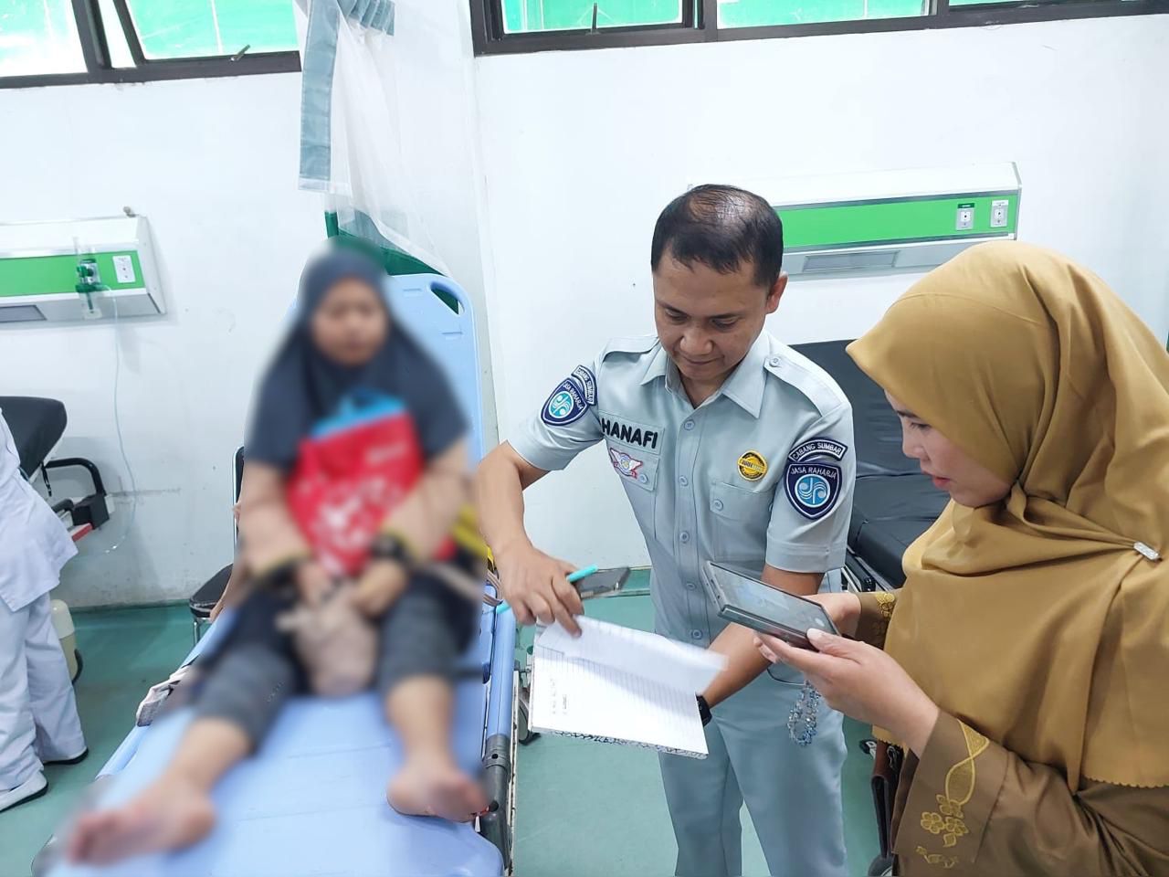 Korban Kecelakaan Bus Padang Panjang Diberi Santunan