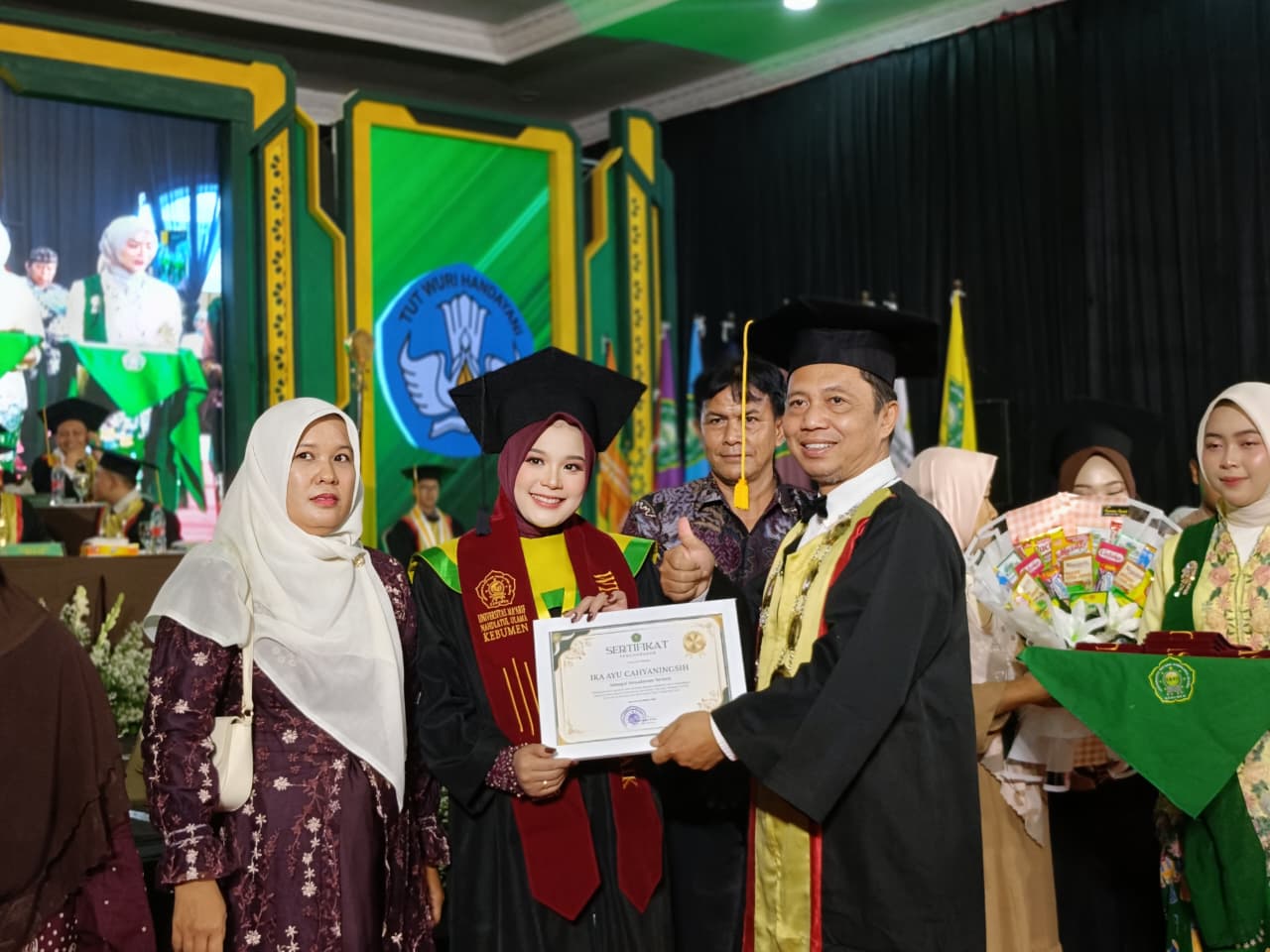 21 Mahasiswa UMNU Kebumen Diwisuda