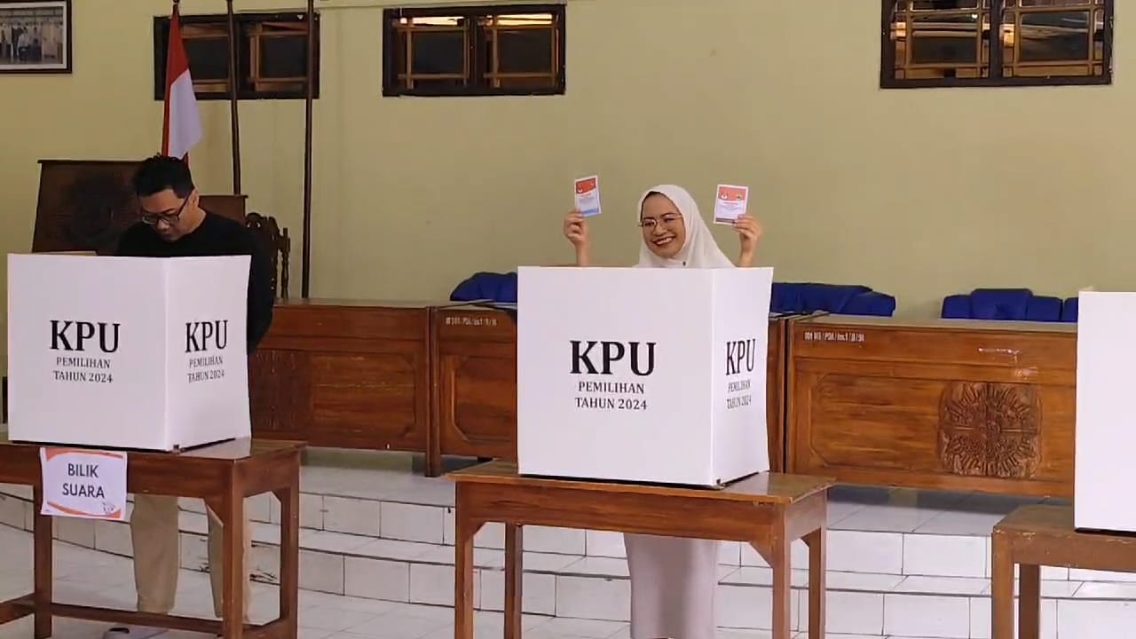 Calon Bupati Amalia Desiana Nyoblos di TPS 13, Ajak Masyarakat Dukung Pemimpin Terpilih