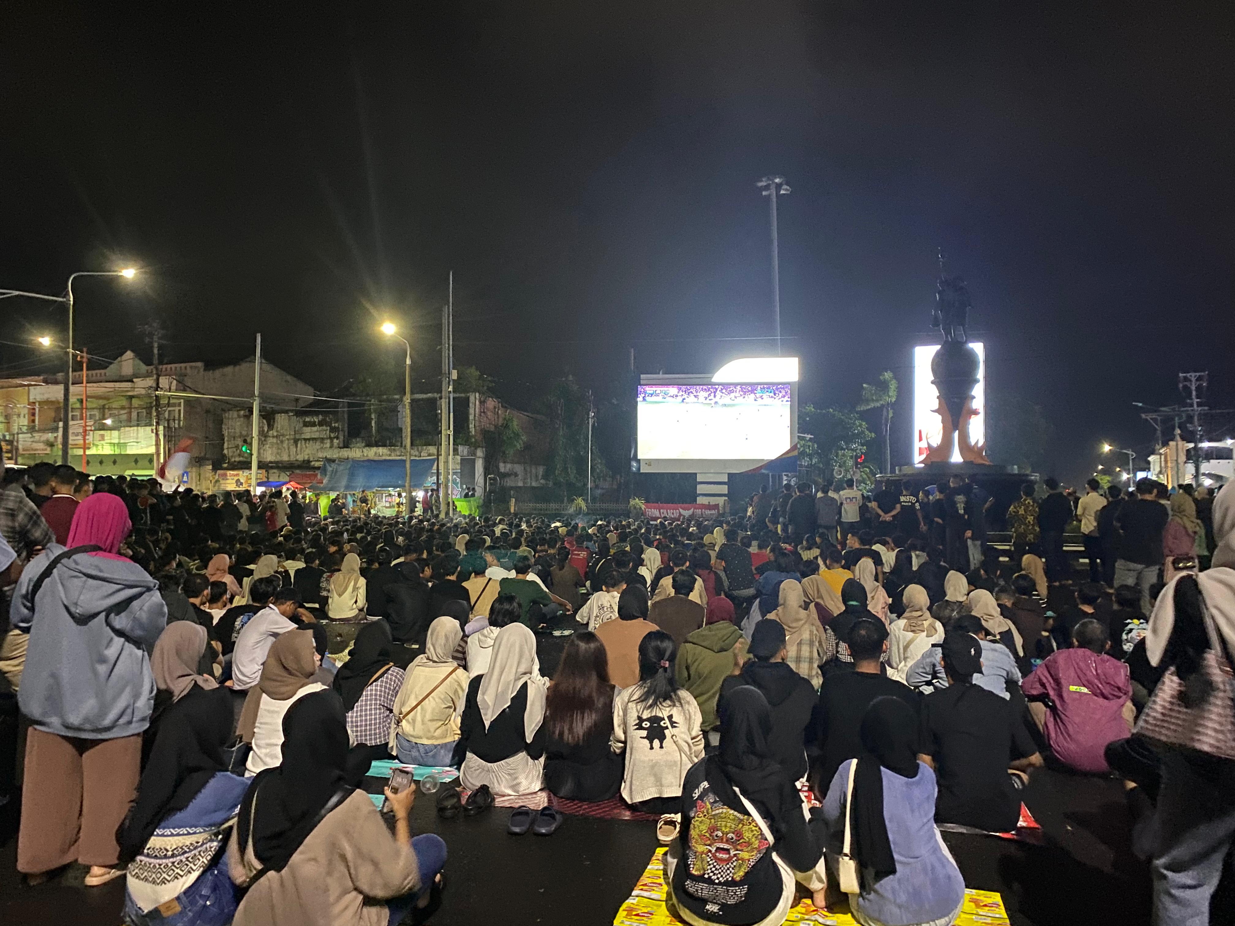 Sempat Diguyur Hujan Deras, Warga Cilacap Antusias Nobar Timnas Indonesia