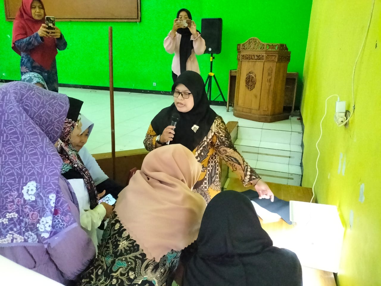 Dosen Universitas Amikom Purwokerto Latih Penggunaan Mini Studio Photobox UMKM Purwanegara