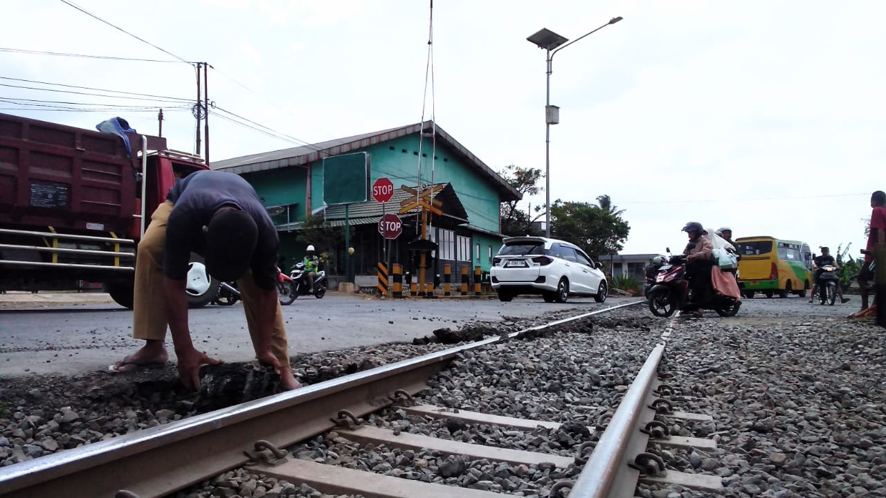 Batu Belah Berserakan, Jatuhkan Pengguna Jalan di Rel 