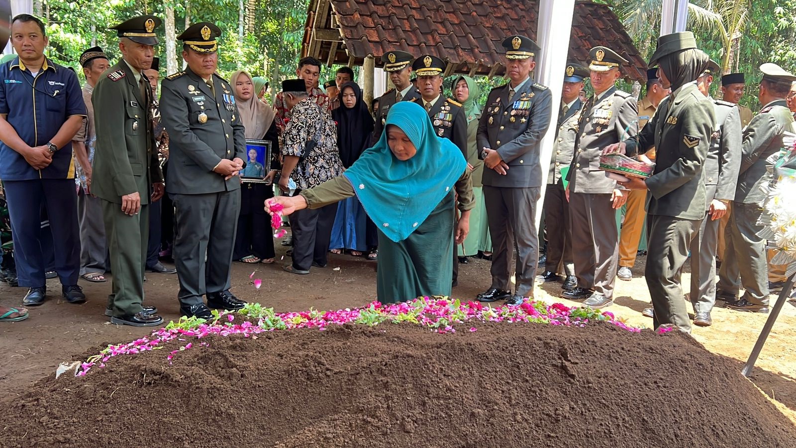 Suasana Haru Iringi Pemakaman Kopda (Anumerta) Amin Nurohman