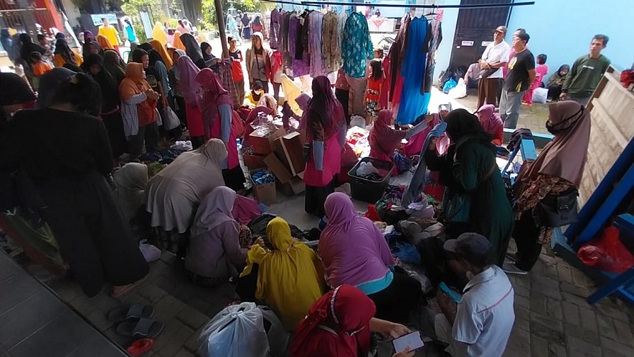 Puluhan Ibu-ibu Serbu Bazar Pakaian Bagus Pakai