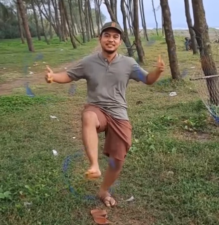 Dewa Lato Cilacap Main Pakai 2 Tangan dan Kaki Main di Pinggir Pantai, Cek Video Postingannya 