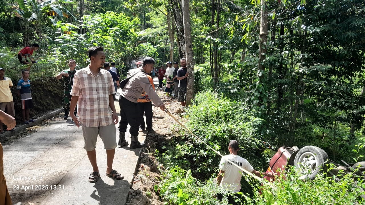 Rem Blong, Mobil Terperosok ke Jurang di Desa Penusupan Kebumen