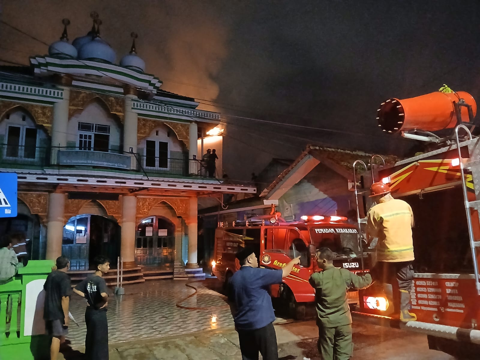 Bangunan Atap Masjid dan Pondok Pesantren Baitulqorib Cilacap Hangus Terbakar
