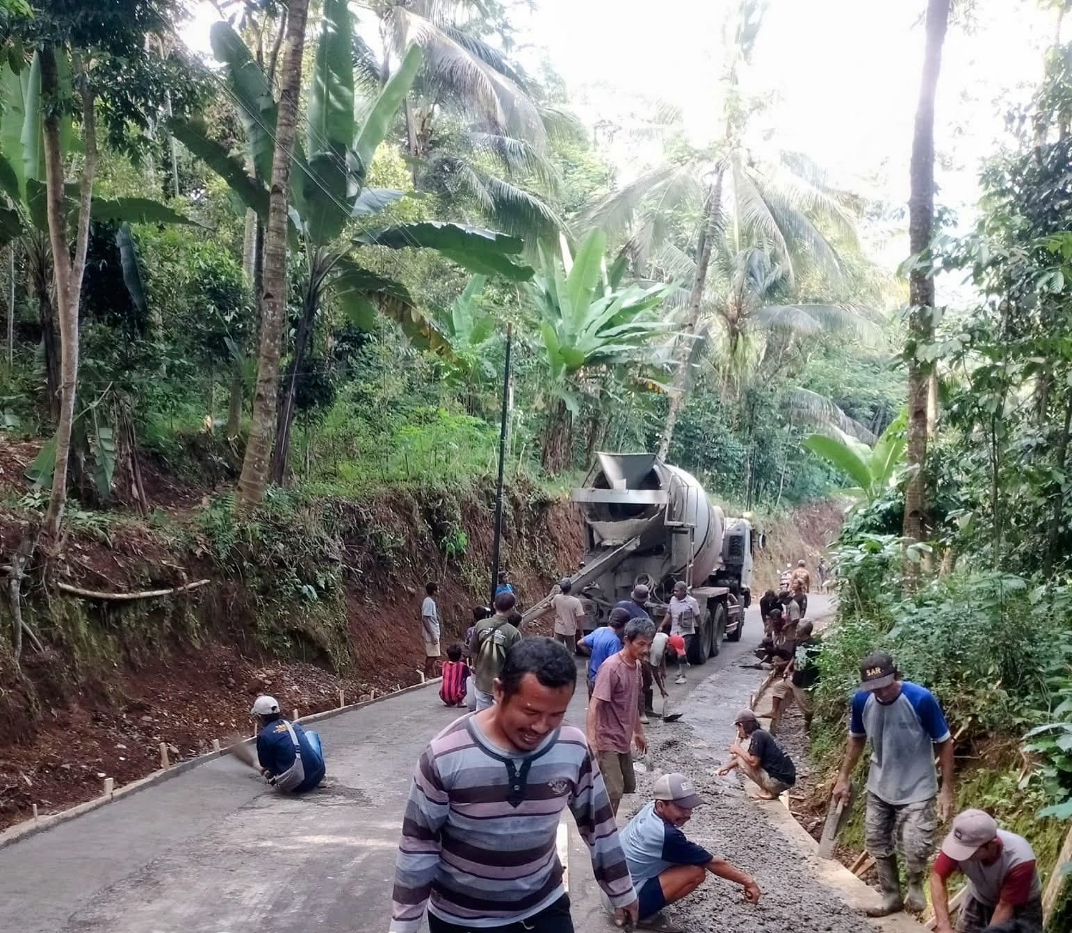 Warga Rancamaya Kompak Bangun Bahu Jalan Secara Swadaya