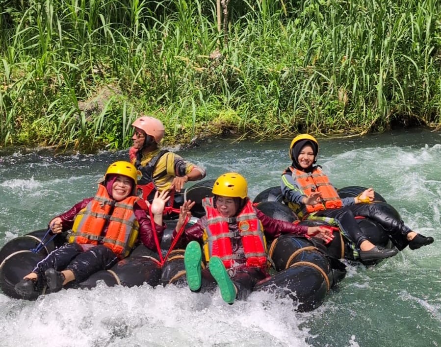 Pengurus OSIS Bertualang di Rahayu River Tubing