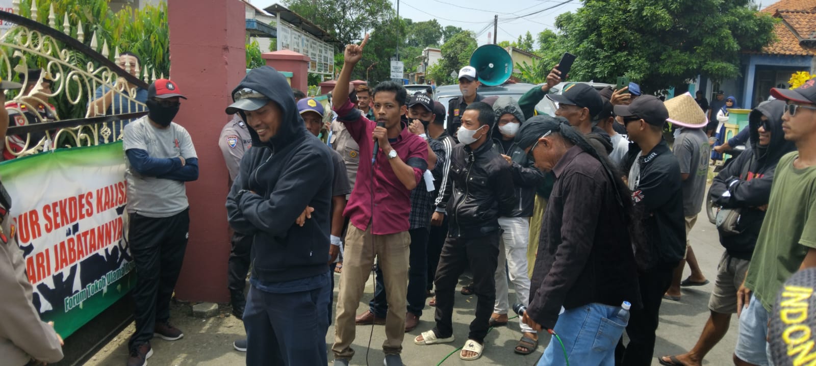 Warga Kalisabuk Segel Ruang Sekdes, Buntut Tuntutan Mundur Belum Terpenuhi