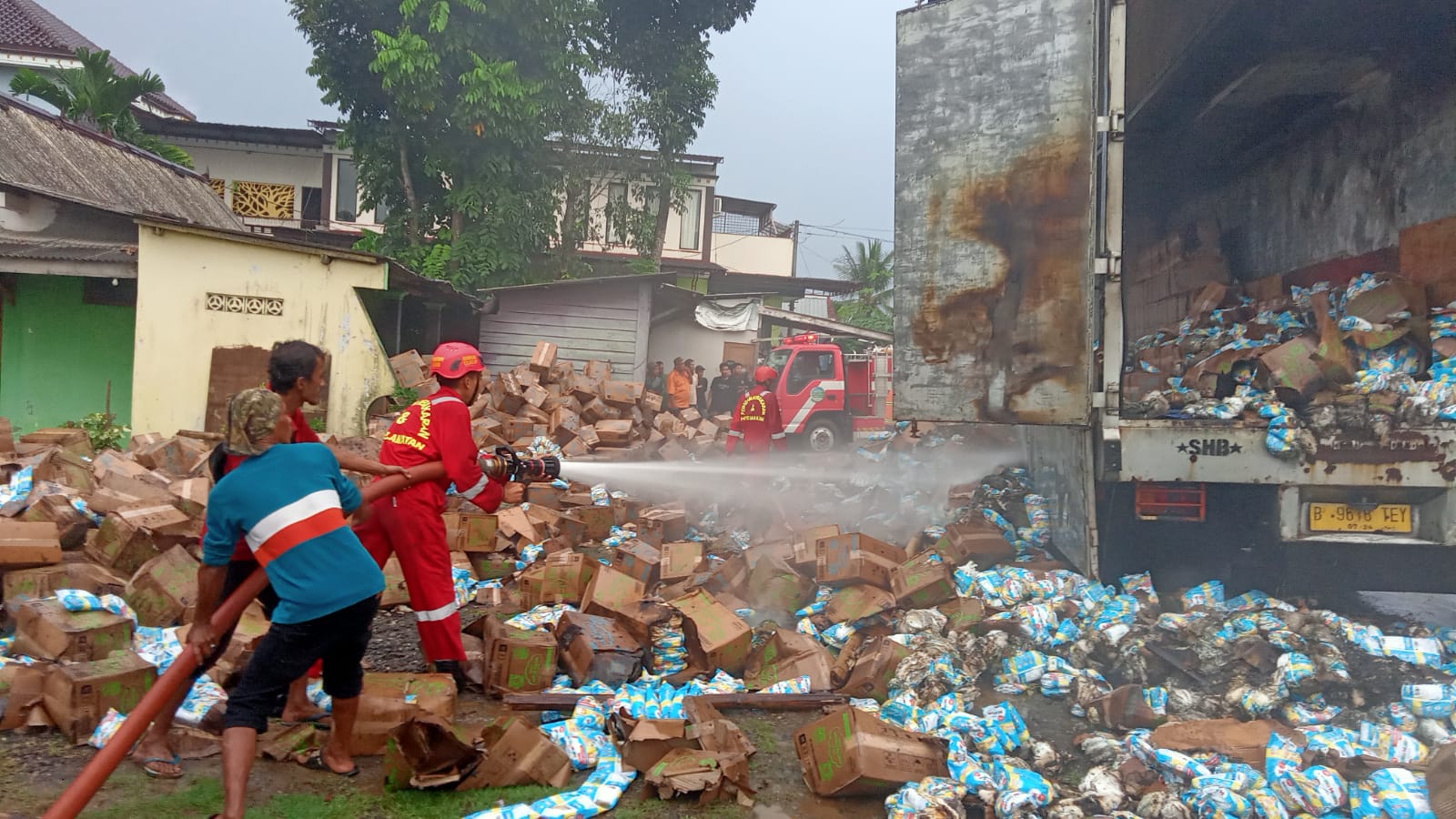 Truk Tronton Boks Pengangkut Popok Bayi Terbakar di Ruas Jalan Sampang-Buntu, Penyebab Masih diselidiki