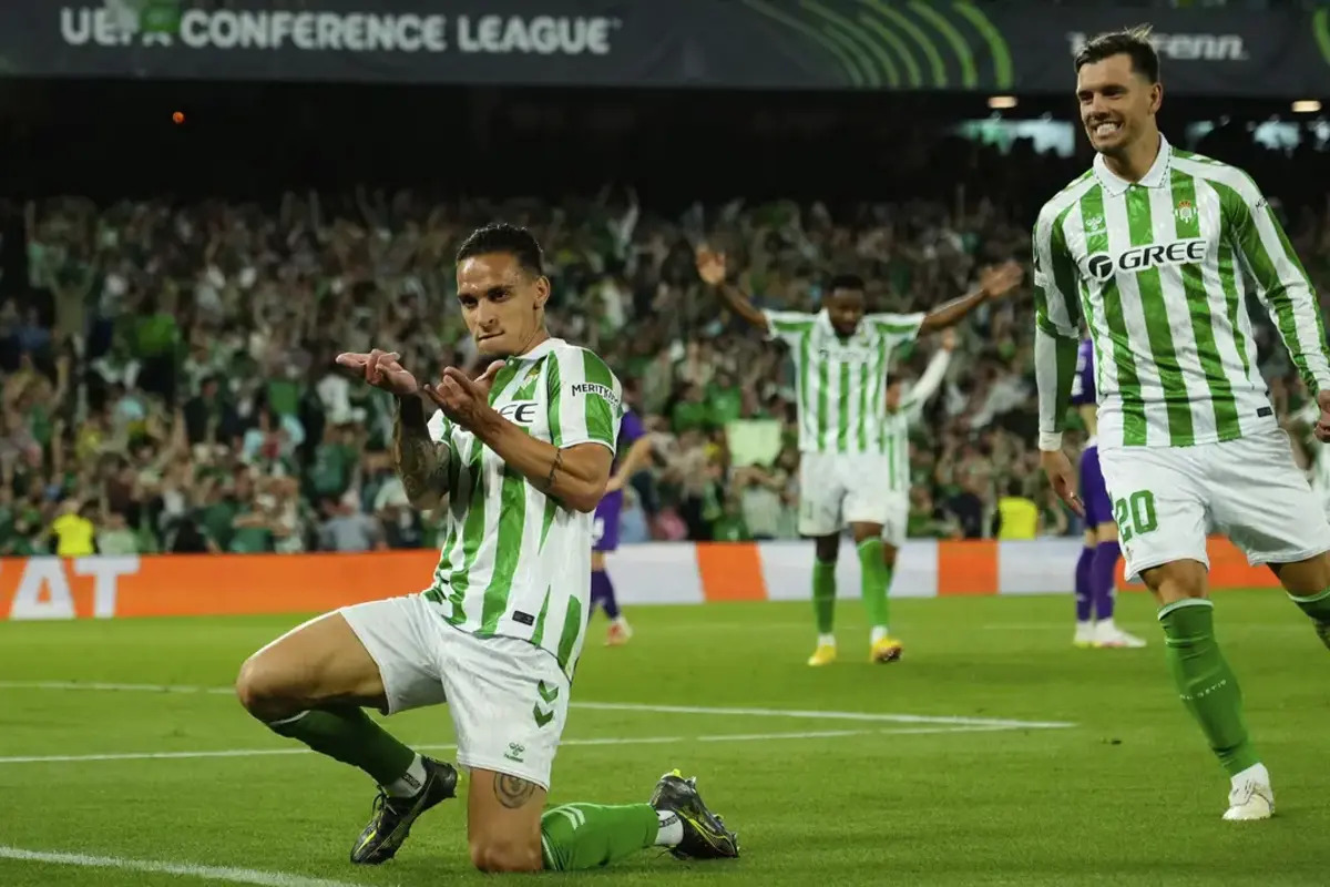 Real Betis vs Fiorentina: Antony Jebol Gawang De Gea! Reuni Eks MU Panaskan Leg 1 Semifinal Conference League