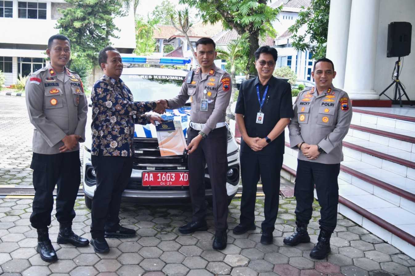 Pemkab Kebumen Serahkan Hibah 2 Unit Mobil untuk Polres 