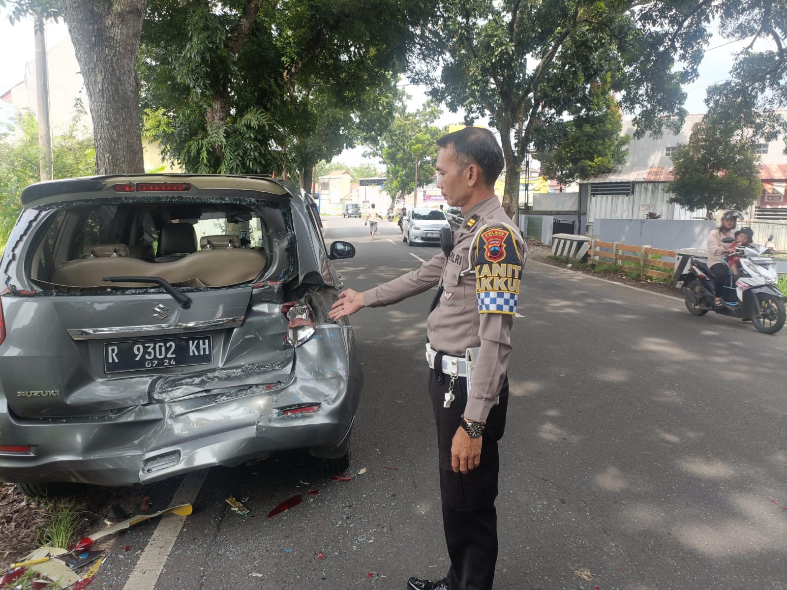 Tak Perhatikan Jalan, Mikrobus Tabrak Mobil Dosen di Padamara