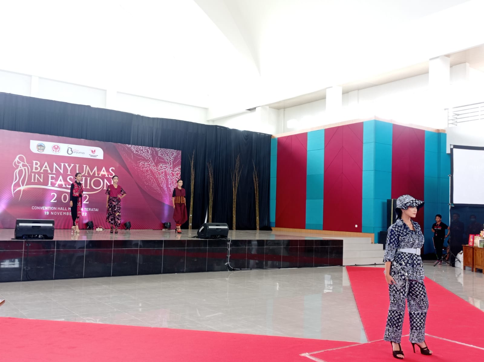 Promosikan Batik dan Tenun Khas Banyumas Lewat 'Banyumas In Fashion 2022' di Menara Teratai Purwokerto
