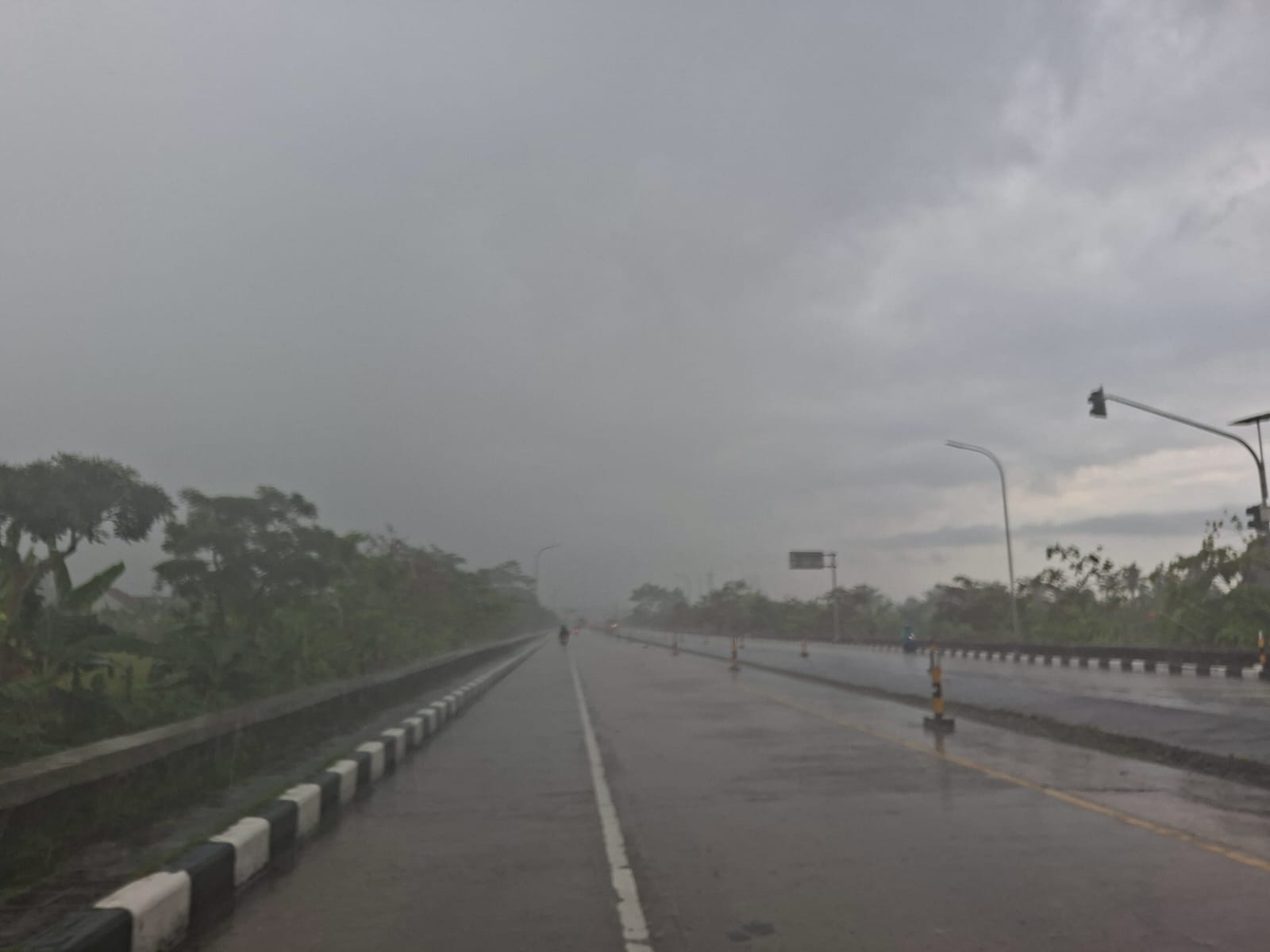 BMKG Cilacap Peringatkan Gelombang Tinggi Hingga 4 Meter Pekan Ini