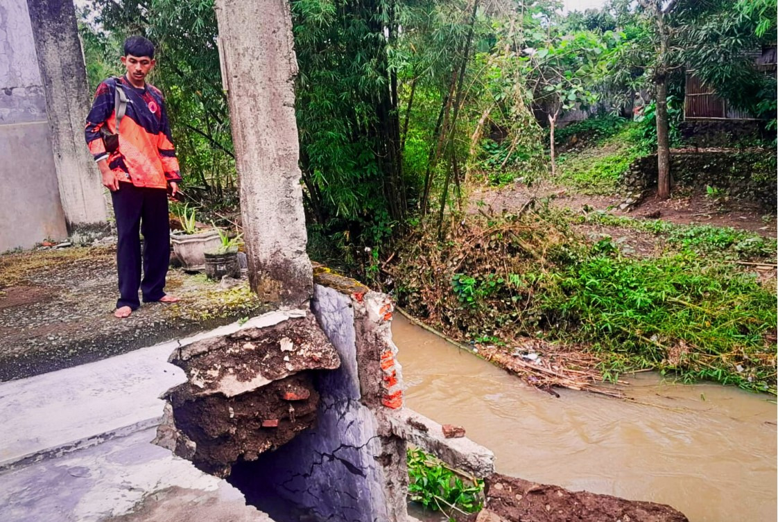Longsor Ancam Rumah Warga di Gombong