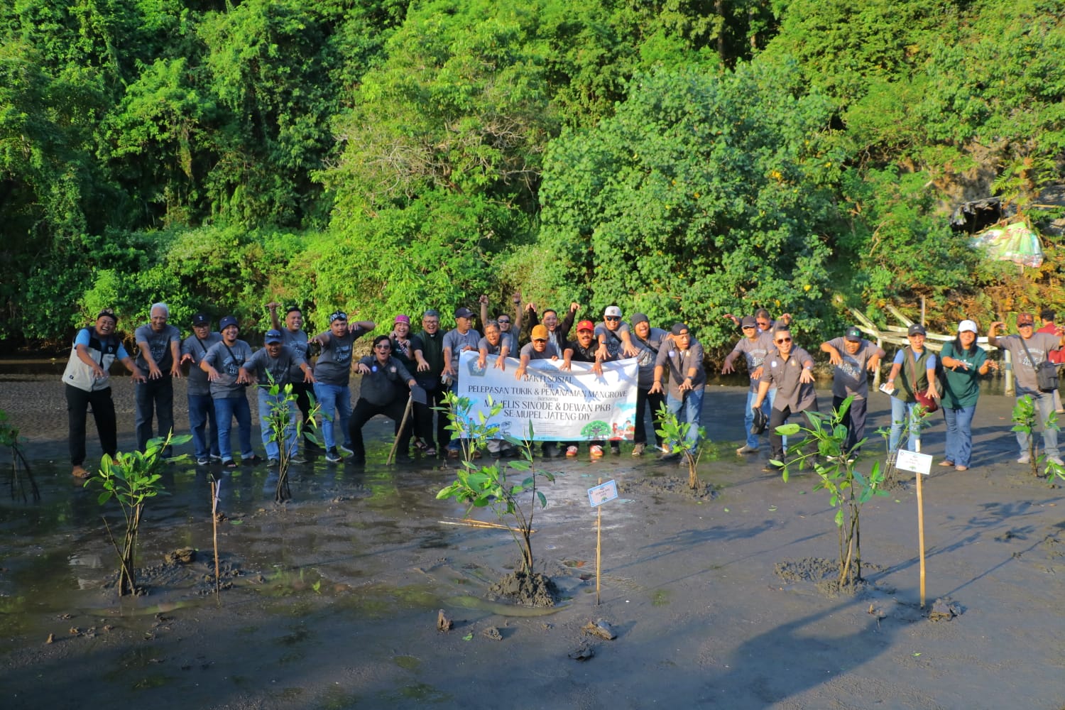 PKB GPIB Gelar Bakti Sosial di Cilacap, Tanam 200 Mangrove dan Lepas Tukik ke Laut