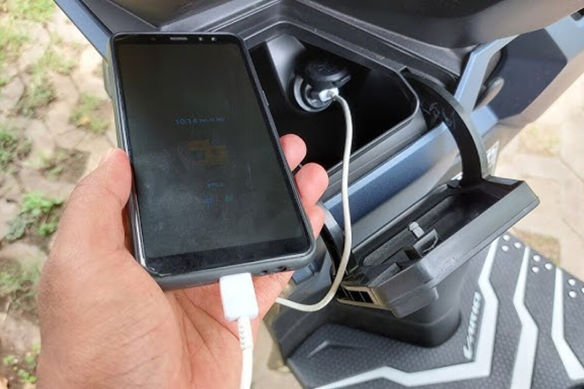 Jarang Diketahui! Inilah 5 Efek Negatif dari Fitur USB Charger Pada Motor Matic