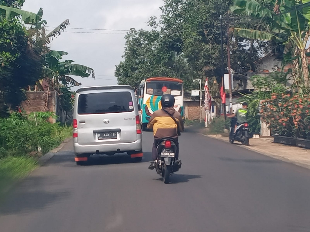 Ditutup Sementara, Arus Lalin Penuhi Jalan Tikus Wilayah Bukateja