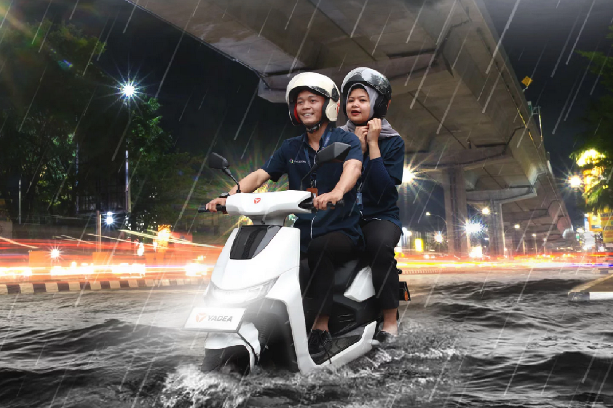 Jangan Panik! Begini Tips Berkendara Motor Listrik Saat Hujan yang Aman dan Nyaman