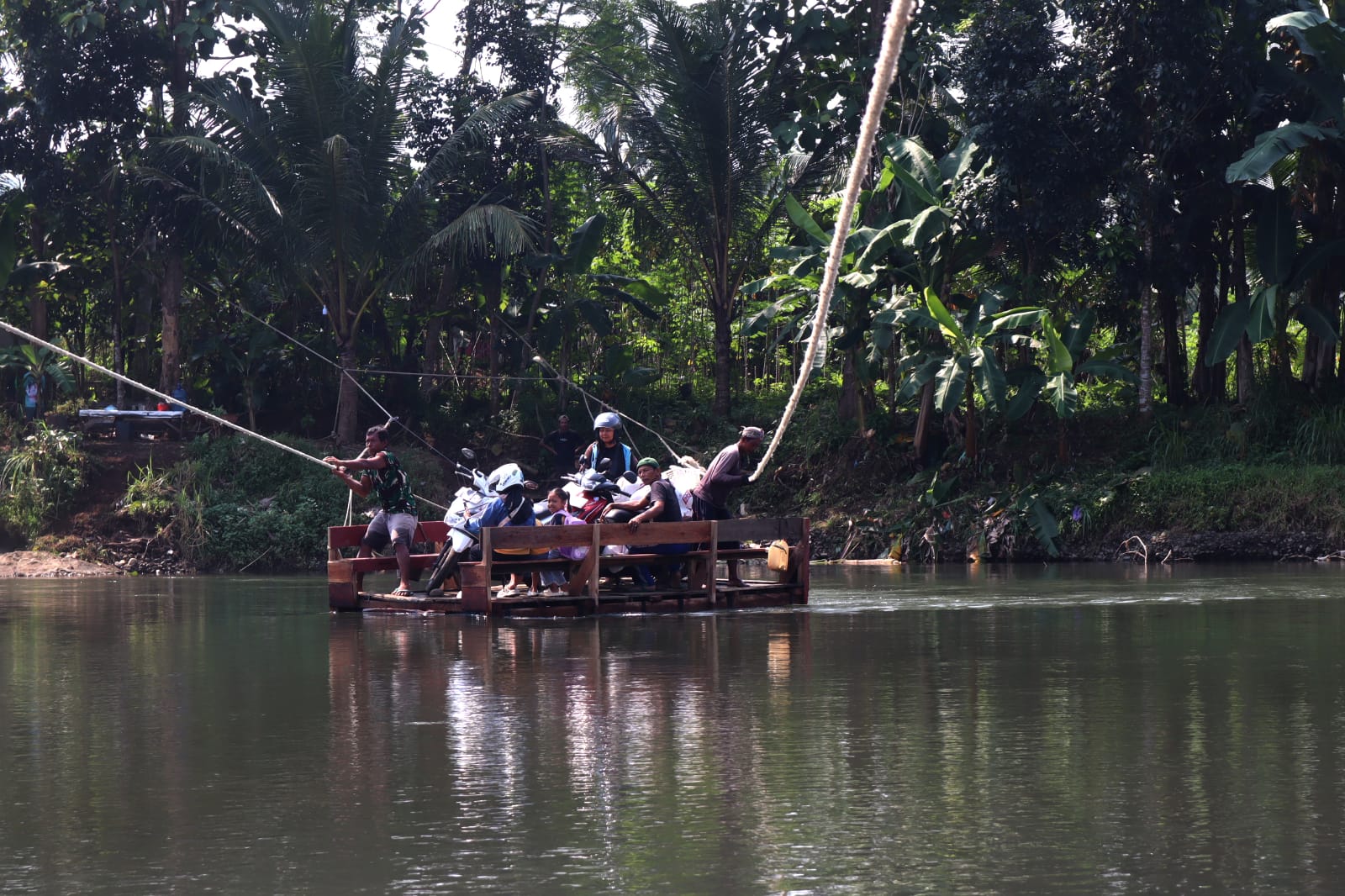 Jembatan Gantung Sindang-Banjaran Masih Ditutup, Warga Pilih Jasa Perahu Penyeberangan