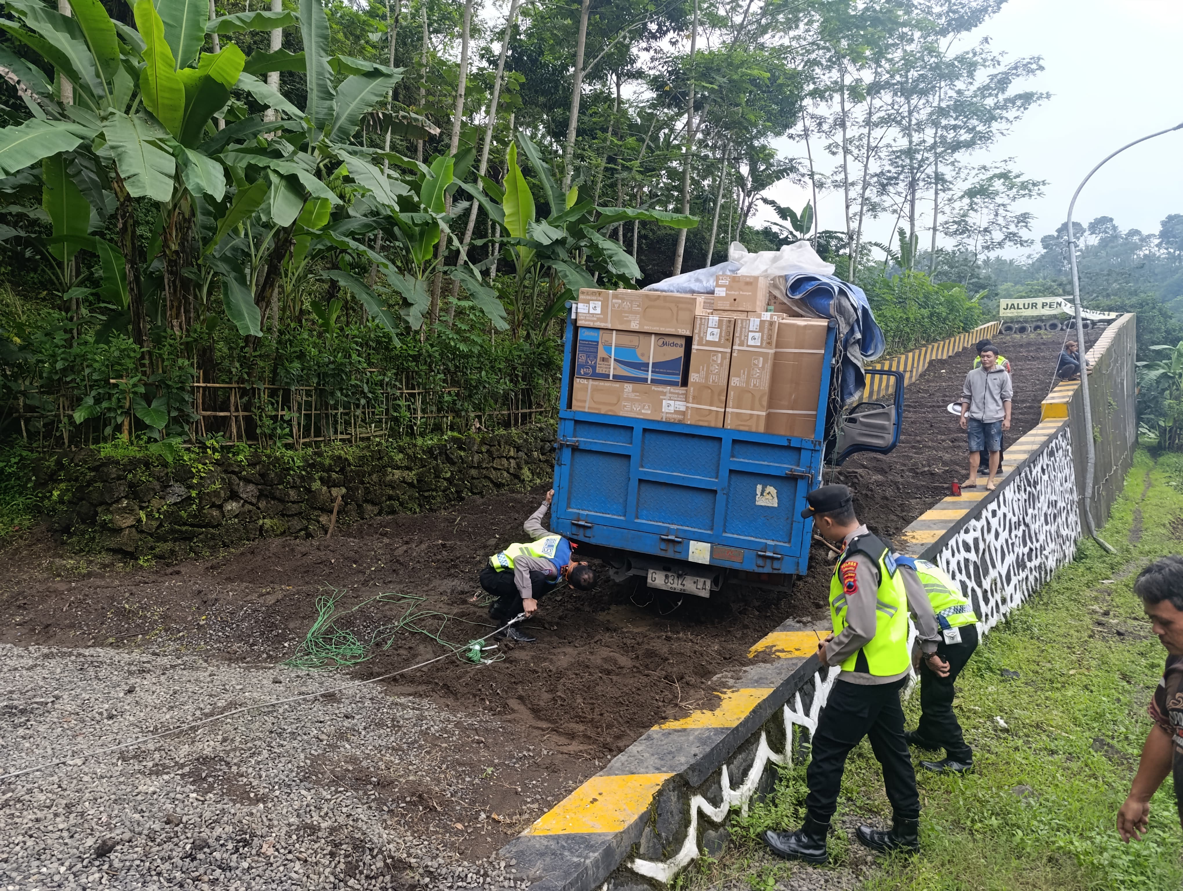 Rem Blong, Truk Bermuatan Barang Elektronik Masuk ke Jalur Penyelamat di Karangreja