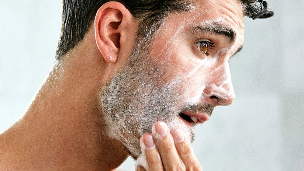 6 Cara Perawatan Wajah Pria yang Berminyak, Sangat Mudah dan Efektif!