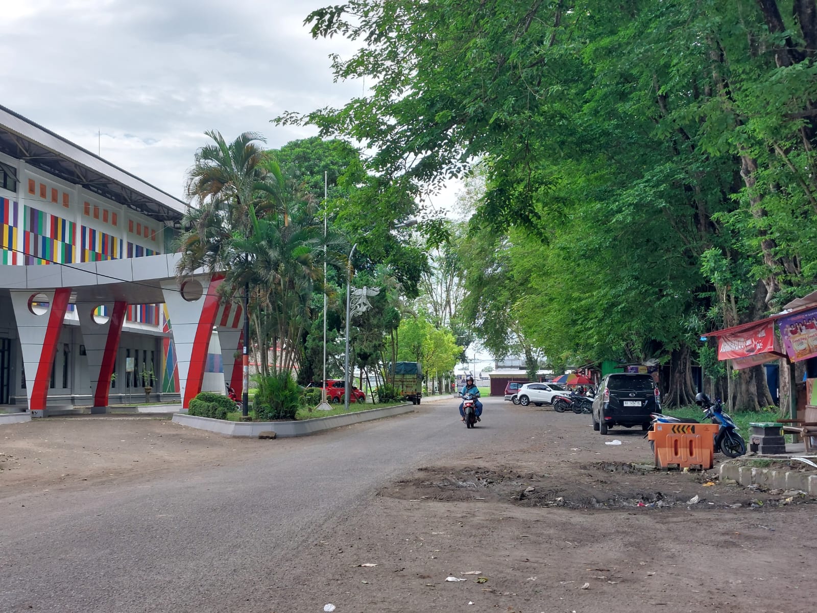 Pedagang Berharap Tetap Berjualan Area Stadion Chandradimuka