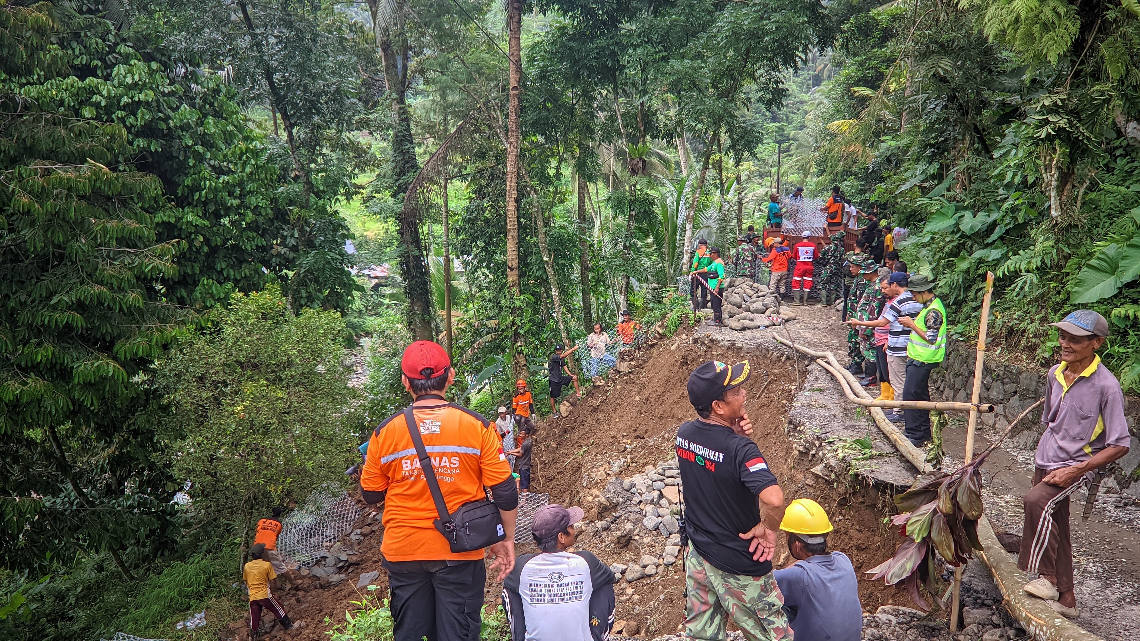 Jalan Longsor Panusupan Dikebut Kejar Distribusi Logistik Pilkada